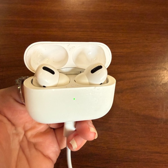 Apple AirPods Pro 2 with Charging Case - Picture 1 of 4